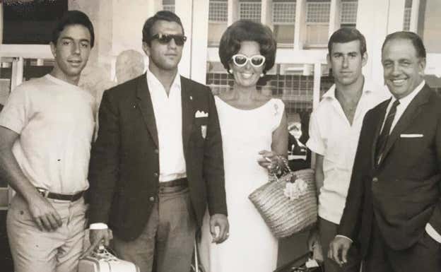 Adelardo, segundo por la derecha, con la familia Santisteban-Gimeno.  JOAQUÍN SANTISTEBAN