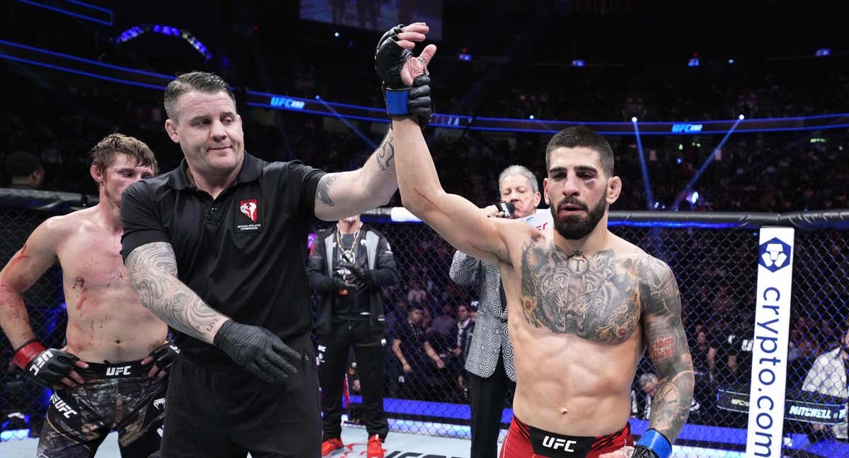 Ilia Topuria es declarado ganador tras su combate en el UFC 282./UFC