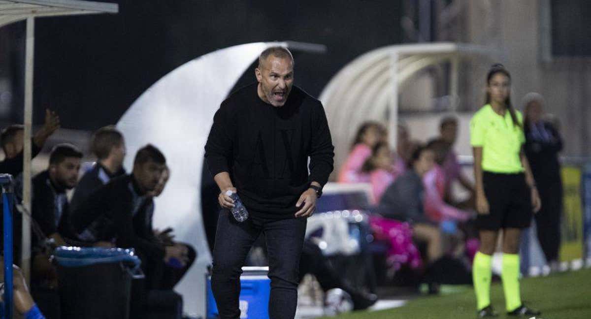 Randri García, el entrenador del Alhama, durante la primera jornada de la Liga F. /LaLiga
