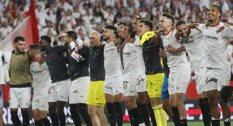 Los jugadores del Sevilla celebran el pase a la semifinal.