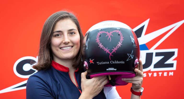 Tatiana Calderón, con su casco y el diseño de Karol G.