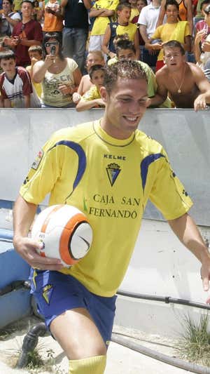 Nano, cuando fichó por el Cádiz en 2006.  EFE