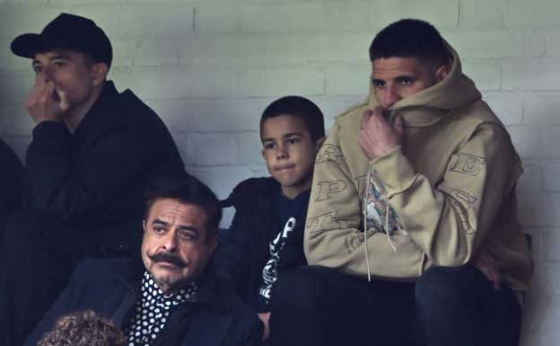 Khan en las gradas junto a Mitrovic, jugador del club.  AFP