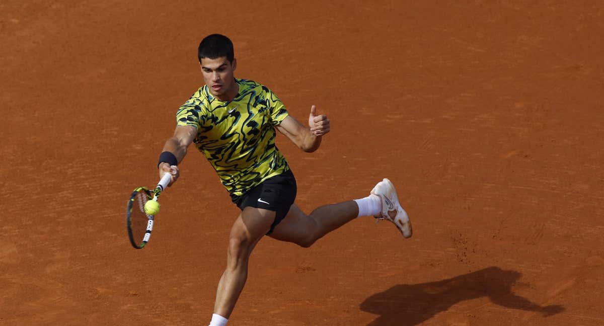 Carlos Alcaraz, durante su partido de semifinales en el Godó ante Daniel Evans. /REUTERS/ALBERT GEA