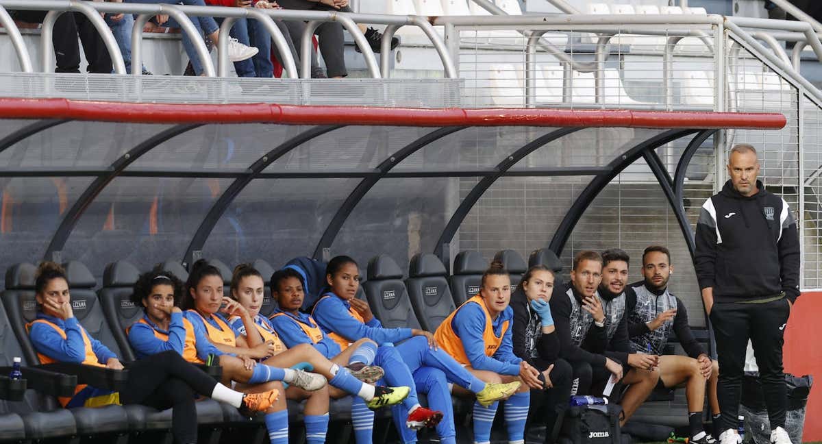 El banquillo del Alhama durante el partido que las enfrentó al Athletic. /EFE
