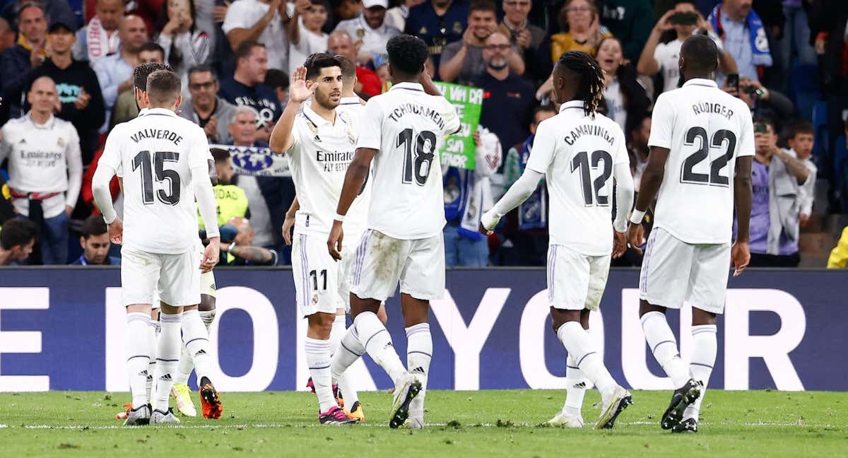 Asensio celebra con sus compañeros el primer gol del Real Madrid al Celta.