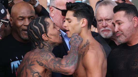 Gervonta Davis (izq.) y Ryan García (der.), durante la ceremonia del pesaje previa al combate. /AFP
