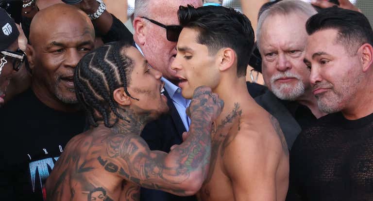 Gervonta Davis (izq.) y Ryan García (der.), durante la ceremonia del pesaje previa al combate.