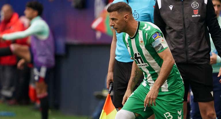 Joaquín se dispone a saltar al terreno de juego.