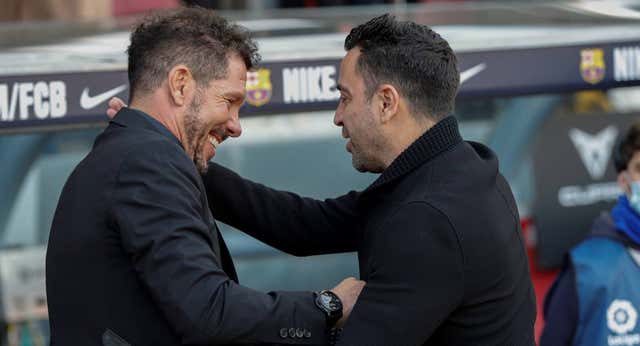 Simeone y Xavi zanjan el debate del estilo entre elogios