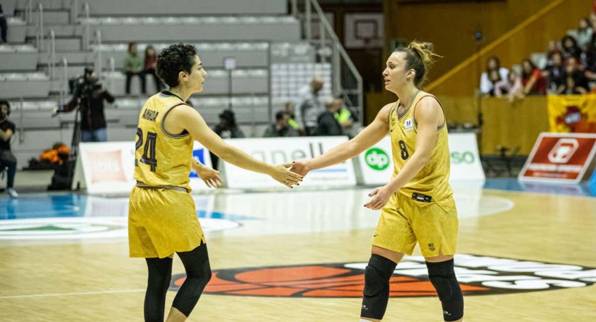 Ainhoa López y Marta Canella celebran la victoria./FEB