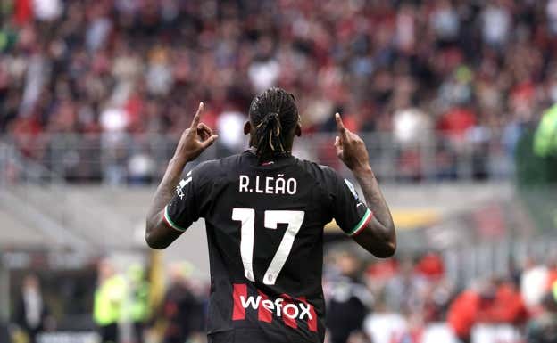 Leao celebra su segundo gol.  EFE