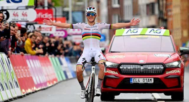 El ciclismo se queda con la duda: ¿hubiera ganado Evenepoel con Pogacar en carrera?