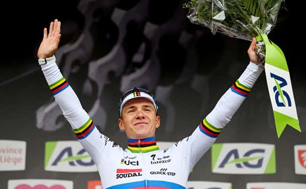 Remco Evenepoel, en el podio final.  GETTY IMAGES / LUC CLAESSEN