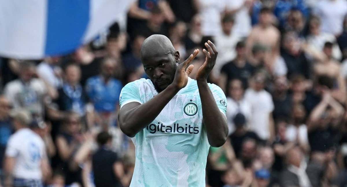 Lukaku aplaude tras uno de sus goles. /AFP