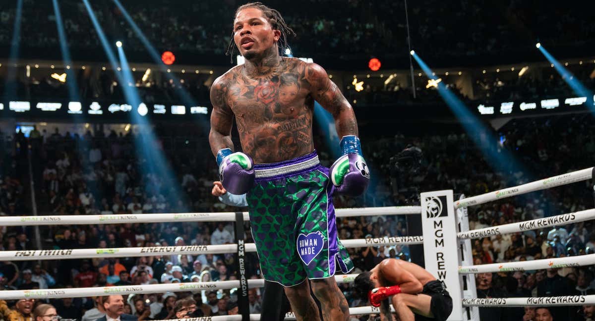 Gervonta Davis se dirige a la esquina neutral tras provocar que Ryan García se fuese al suelo./Premier Boxing Champions