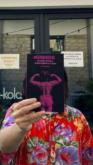 Ana Pastor (@Mundadeportiva) junto a su libro 'Chandaleras'. INSTAGRAM/@MUNDADEPORTIVA