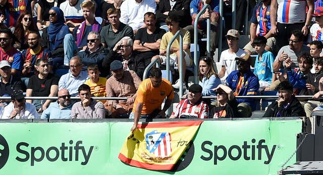 El Barça asegura que quitó la bandera del Atlético por tapar la publicidad
