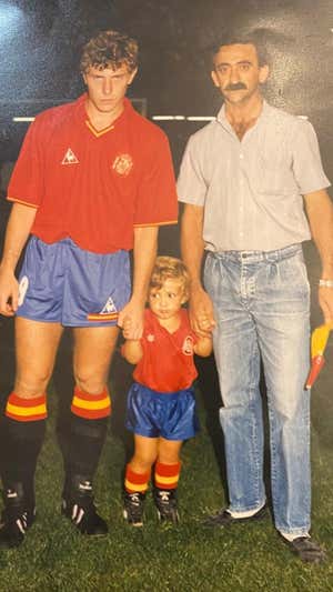 Pablo Hernández, de niño, con su padre y Butragueño, en un partido en Mestalla.