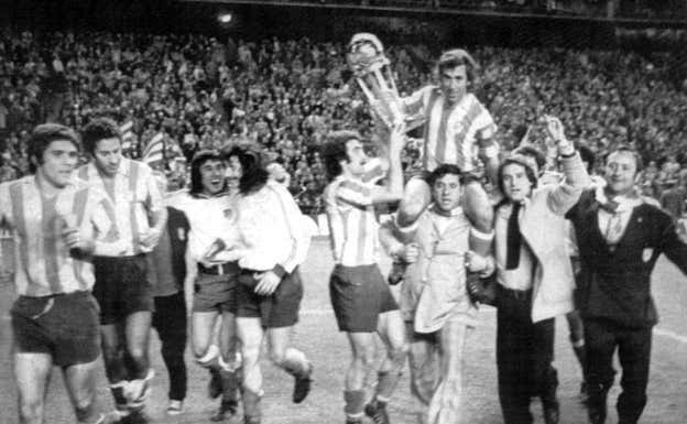 Adelardo, a hombros, lleva la Intercontinental que conquistó el Atlético de Madrid en 1974.  ARCHIVO ABC
