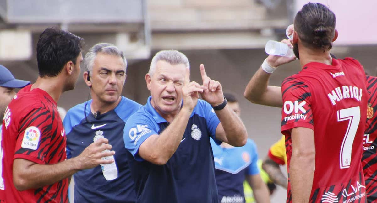 Javier Aguirre dando indicaciones a sus jugadores durante un partido esta temporada /EFE