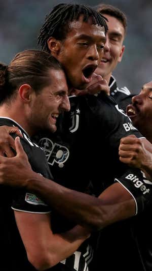 Los jugadores de la Juve celebran un gol en Europa League.  EP