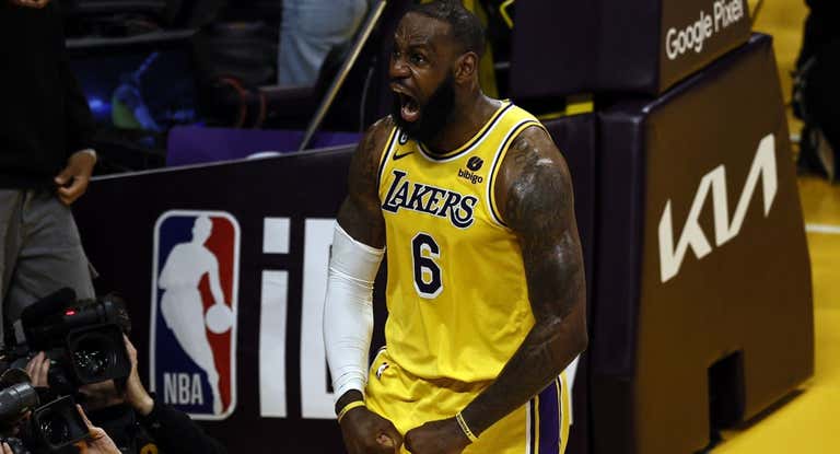 LeBron James explota tras llevar el choque a la prórroga con una entrada.