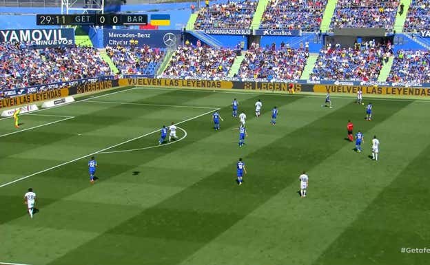 Situación prototípica en la que Raphinha recibe abierto, lejos del área, y con pocos apoyos dentro ya que los interiores se encuentran en última línea y Busquets está en el eje. Sin desborde hacia fuera, solo le queda el centro.