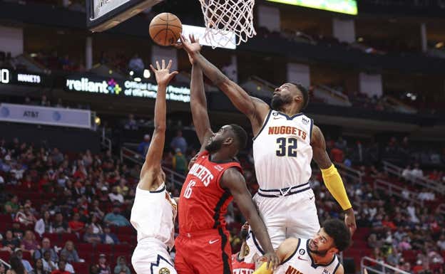 Usman Garuba lucha por un rebote ante los Nuggets. Reuters