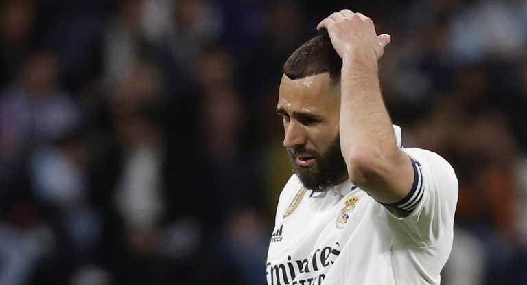 Benzema se lamenta durante el partido ante el Celta.