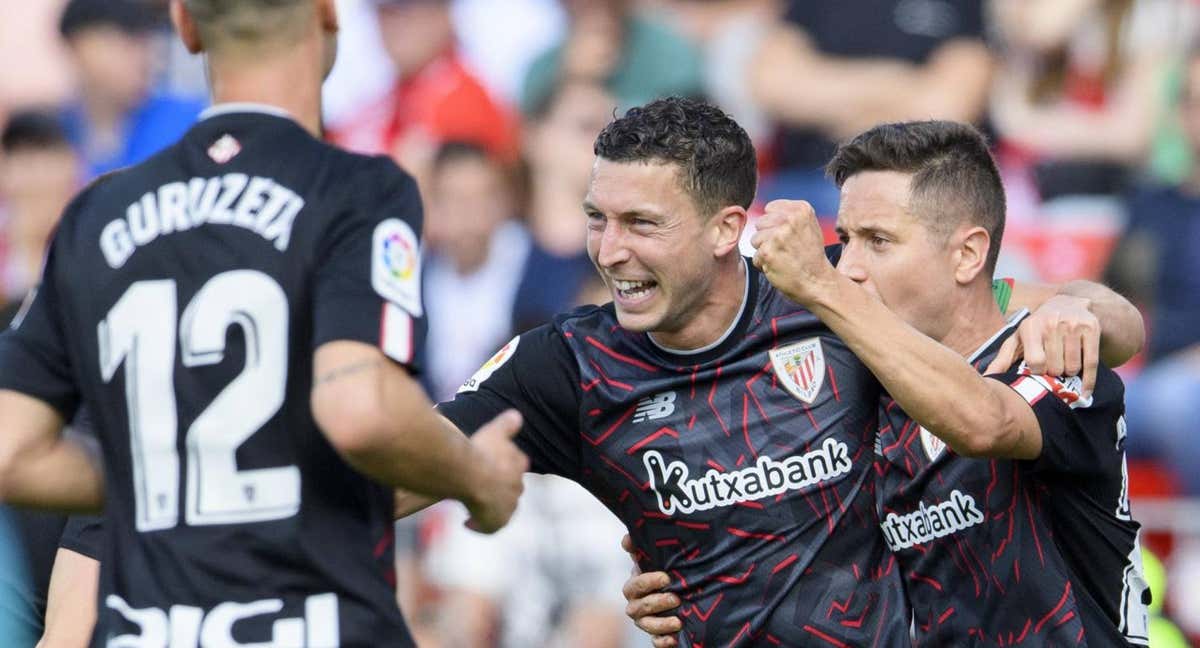 De Marcos celebra su gol ante el Almería./Athletic Club