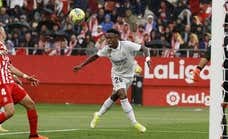 "¡Qué malo eres!" le cantaron y Vinicius respondió con un partido de récord... y un pellizco a LaLiga
