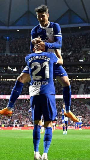 Morata celebró con Carrasco su gol ante el Mallorca. EFE