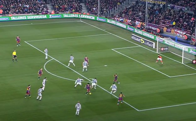 Messi tiene tres vigilancias cerca, mientras que Iniesta se queda sin marca. LALIGA