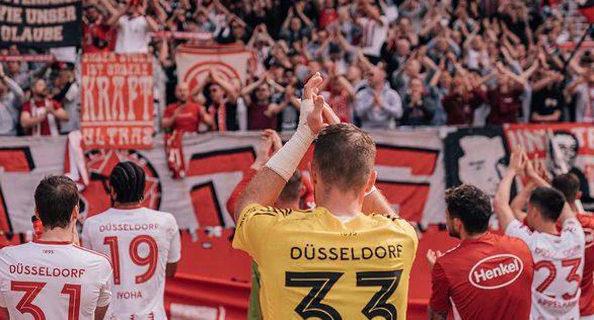 Los jugadores del Fortuna Düsseldorf saludan a la afición./@f95