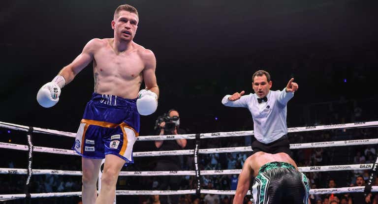 Jon Míguez derriba a Moorcroft durante su último combate.