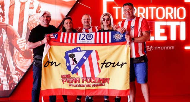 Konrad luce su bandera del Atleti y España en el Metropolitano