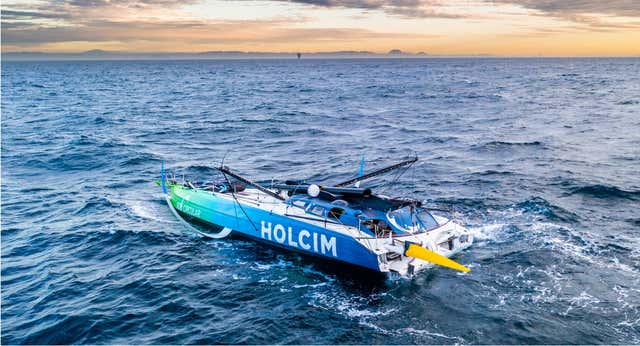 El Holcim desarbola cuando lideraba la cuarta etapa