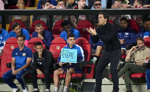 Iraola en el banquillo junto al sistema VRS de LaLiga. DIEGO SOUTO/QUALITY SPORT IMAGES/GETTY IMAGES