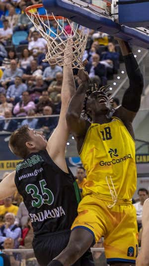 Kalifa Diop, durante una jugada ante Birgander.  EFE