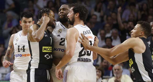 Bochorno en el WiZink: tremenda pelea con puñetazos, llaves de judo, familiares llevándose a jugadores…