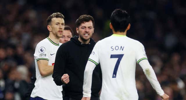 Gritos contra Levy y empate agónico del Tottenham ante el Manchester United