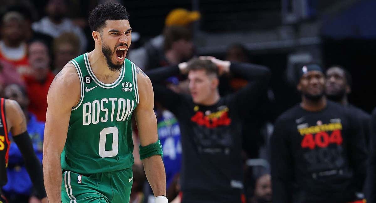 Jayson Tatum celebra el pase de los Celtics a la segunda ronda de los playoffs./AFP