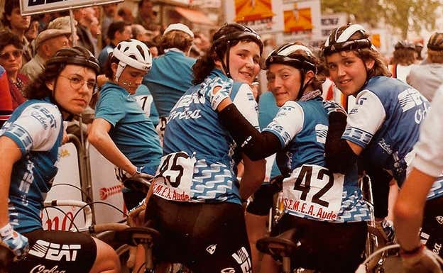 Esperanza Neyra, segunda por la izquierda, con sus compañeras del Orbea-Etxeondo en un Tour de l'Aude.  RELEVO / ESPERANZA NEYRA