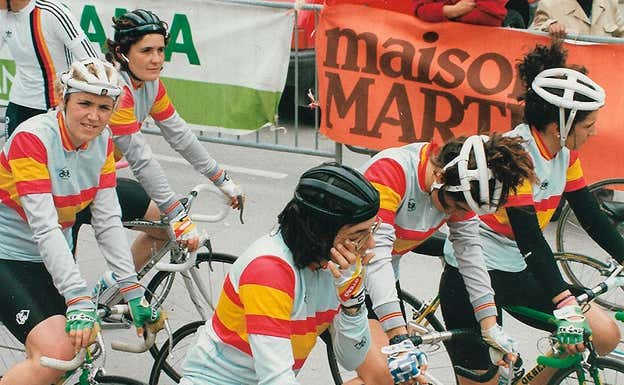 Esperanza Neyra, arriba a la izquierda con casco negro, con la Selección Española.  RELEVO / ESPERANZA NEYRA