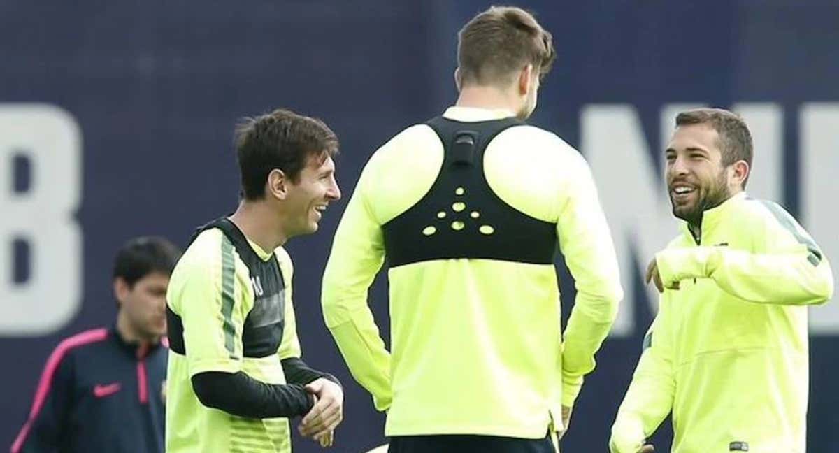 Lionel Messi y Gerard Piqué, con chalecos GPS durante un entrenamiento con el FC Barcelona./EFE