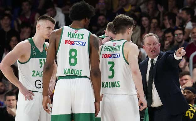 Maksvytis da indicaciones a sus jugadores durante el partido.  EFE