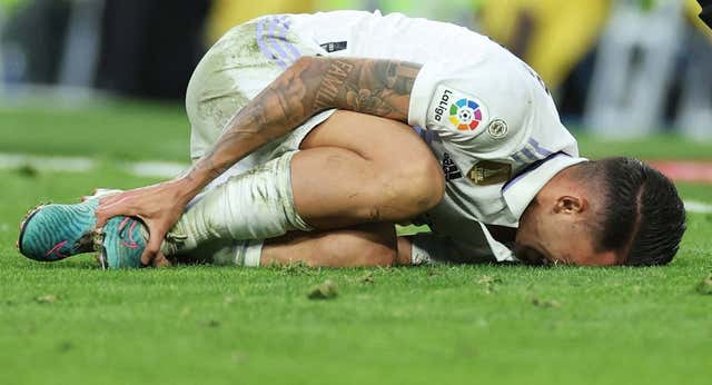 El césped del Bernabéu frustra al Real Madrid: «Es un patatal»