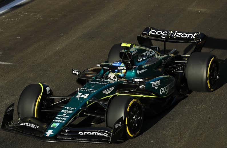 Alonso se agarra a sus salidas mágicas para llegar al podio
