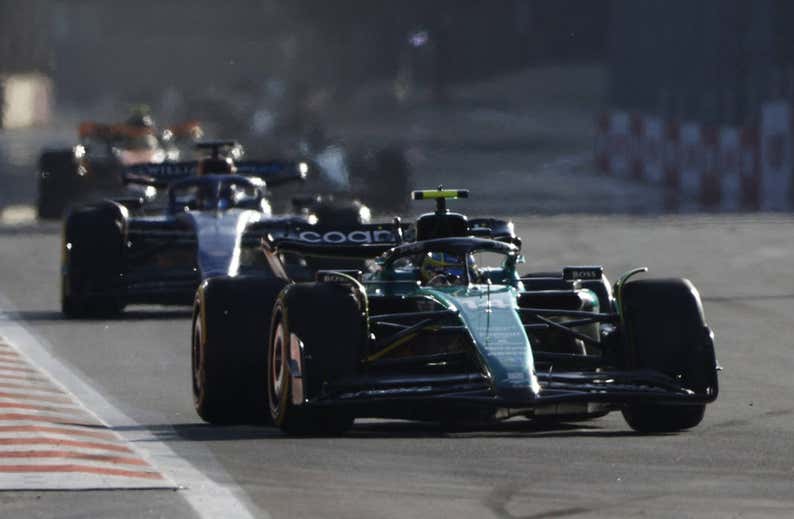 Alonso y Pérez pusieron el picante en una carrera al sprint descafeinada